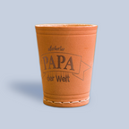 Würfelbecher mit Gravur Motiv "Allerbester Papa der Welt" auf hellblauen Hintergrund mit leichtem Schattenfall 