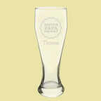 Klares Weizenglas mit individueller Lasergravur, gefüllt mit Bier, ideal als persönliches Geschenk für den Besten Papa der Welt.