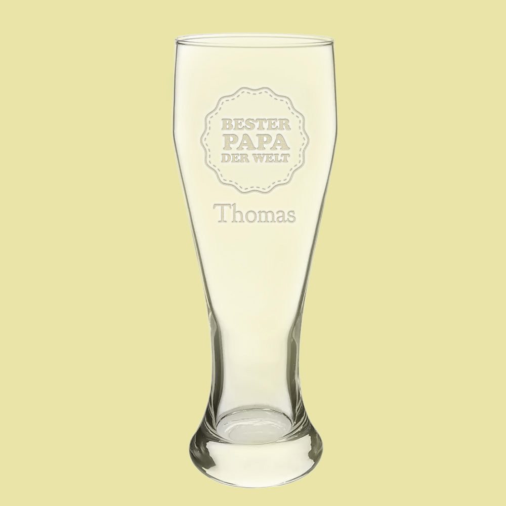 Klares Weizenglas mit individueller Lasergravur, gefüllt mit Bier, ideal als persönliches Geschenk für den Besten Papa der Welt.
