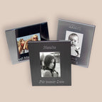 Dreiteiliger silberner Mini-Bilderrahmen aus Metall mit individueller Diamantgravur als persönliches Geschenk und schmückendes Andenken.