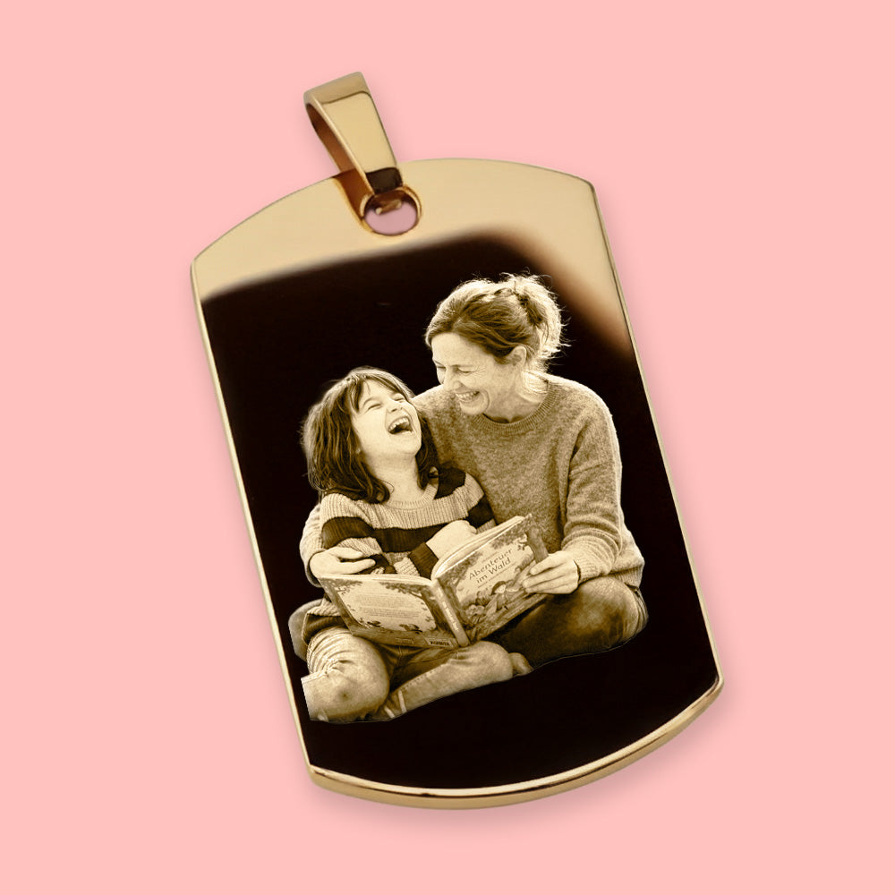 Vergoldeter Edelstahlanhänger mit personalisierter Lasergravur eines Familienfotos, ideales Geschenk zum Muttertag.