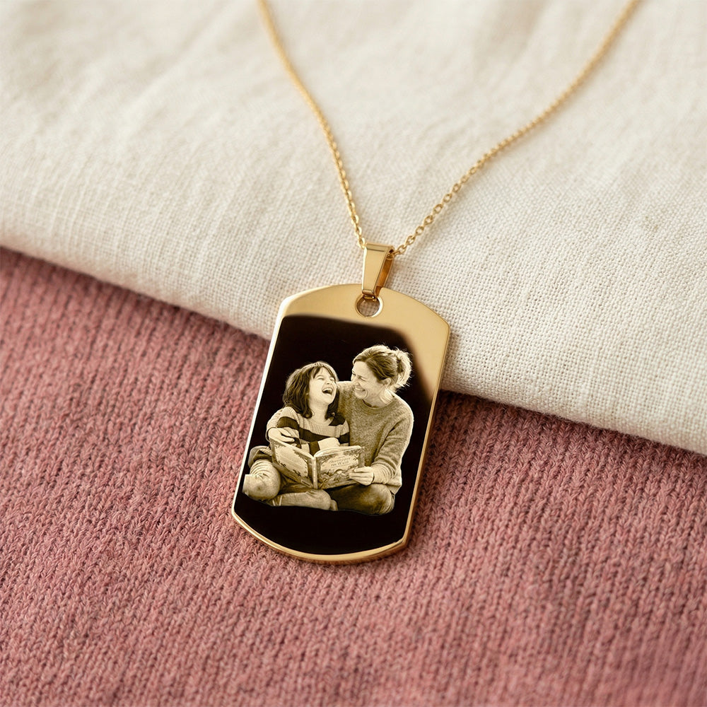 Vergoldeter Edelstahlanhänger mit persönlicher Lasergravur, individuelles Herzensgeschenk zum Muttertag für bleibende Erinnerung.