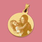 Runder vergoldeter Anhänger mit hochglanzpolierter Oberfläche und individueller Fotogravur, persönliches Geschenk zum Muttertag.