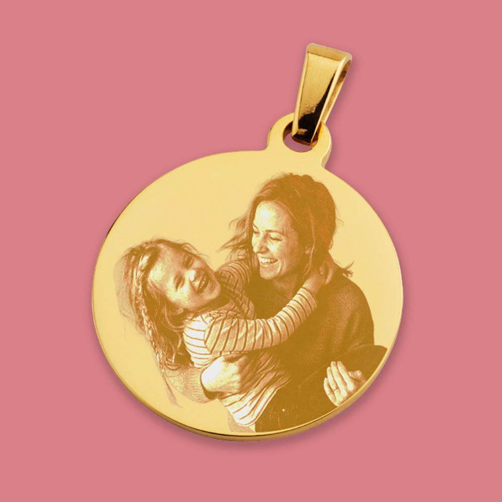 Runder vergoldeter Anhänger mit hochglanzpolierter Oberfläche und individueller Fotogravur, persönliches Geschenk zum Muttertag.