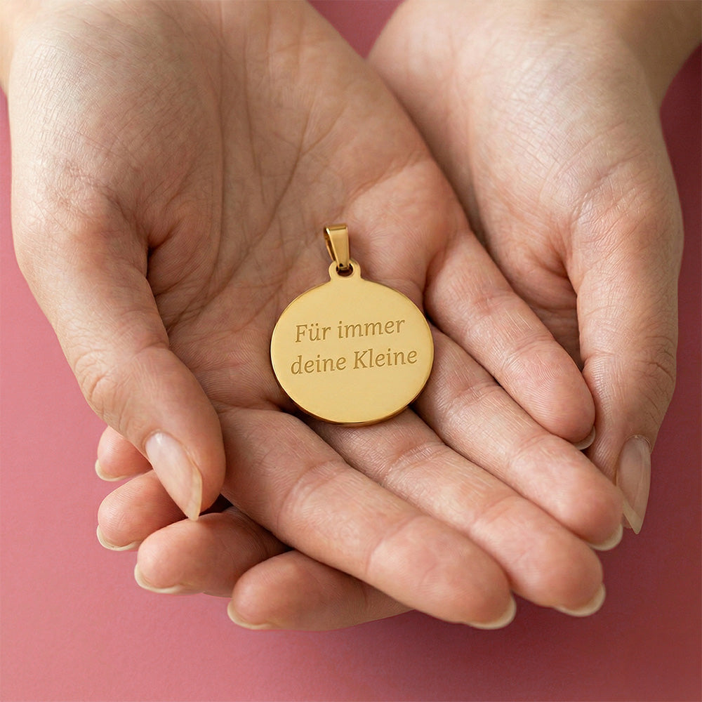 Runder Anhänger aus vergoldetem Chirurgenstahl mit individueller Lasergravur, liebevolles Geschenk zum Muttertag.