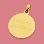 Runder Anhänger aus vergoldetem Chirurgenstahl mit individueller Lasergravur, persönliche Geschenkidee zum Muttertag.