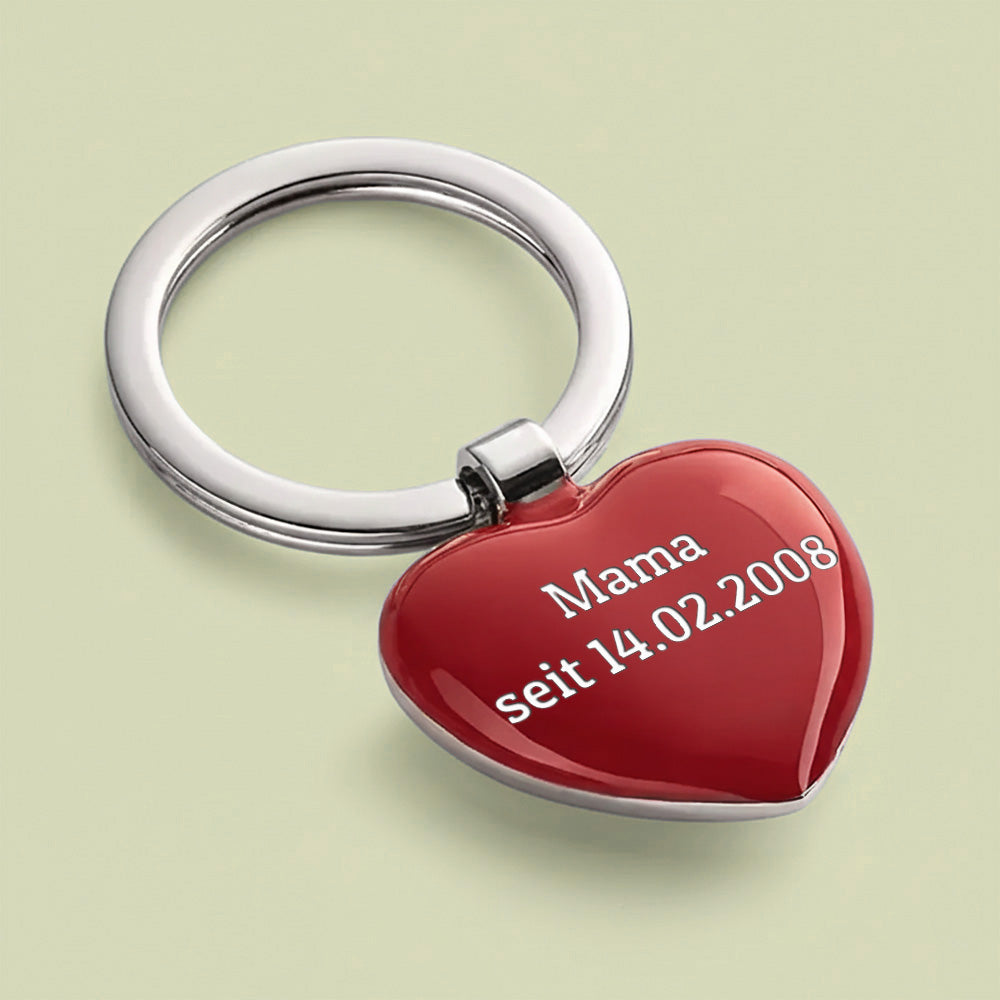 Glänzender Herz-Schlüsselanhänger aus nickelfarbenem Metall mit roter Lackierung und individueller Lasergravur als Geschenkidee zum Muttertag.