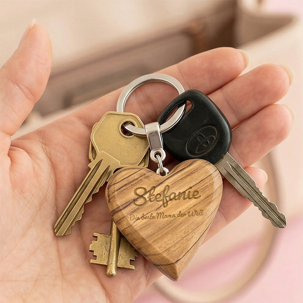 Herzförmiger Schlüsselanhänger aus Olivenholz mit individueller Lasergravur, persönliches Geschenk für besondere Anlässe wie Muttertag.
