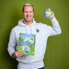 Mann hält ein Kinderbuch und einen blauen, gelben Kunststoff-Knautschball als personalisiertes Geschenk für Kinder.