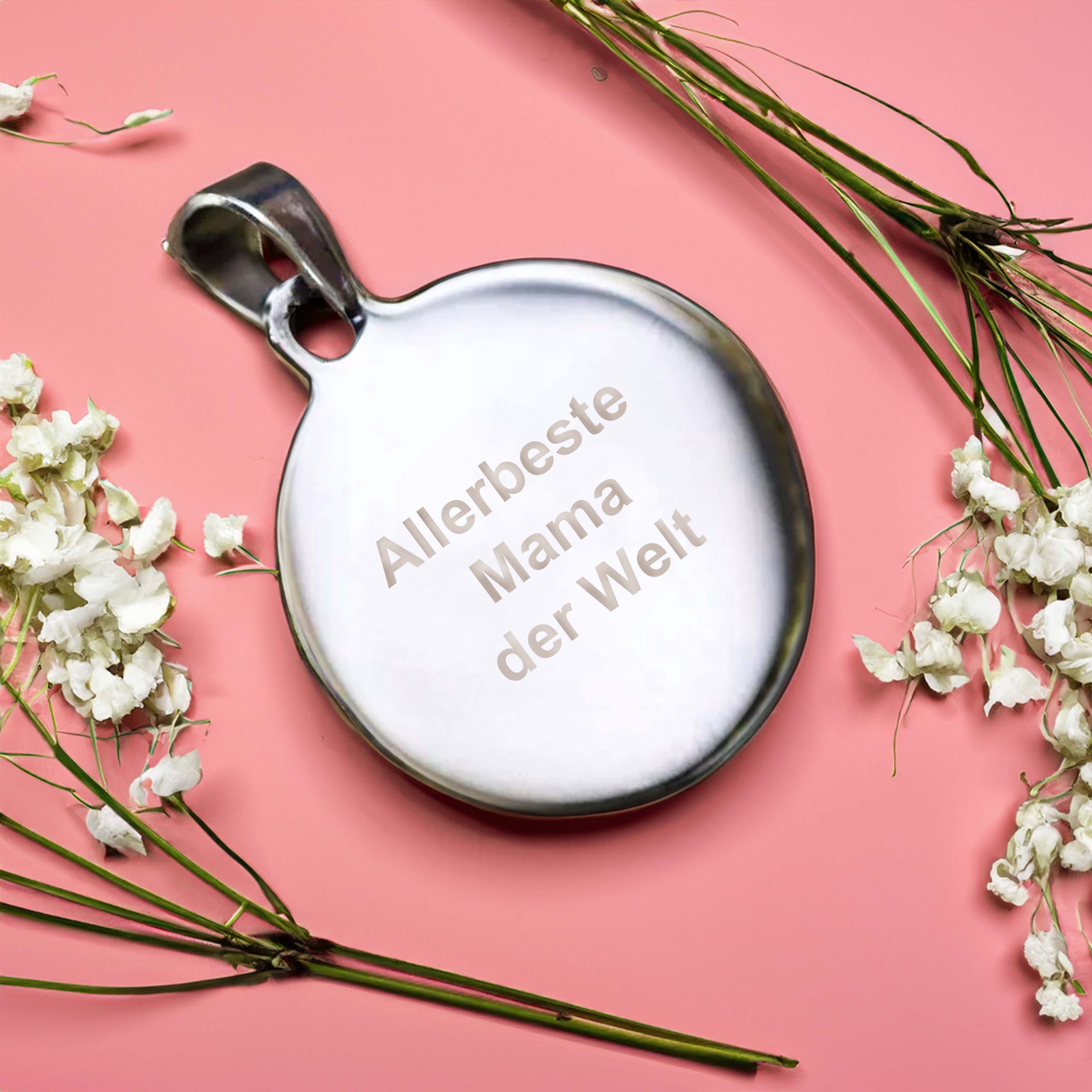Runder Anhänger aus glänzendem Edelstahl mit individueller Lasergravur, ideal als persönliches Geschenk für Mütter.