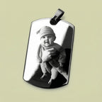 Hochglänzender Kettenanhänger aus Edelstahl mit individueller Fotogravur, persönliches Geschenk für besondere Momente und Anlässe.