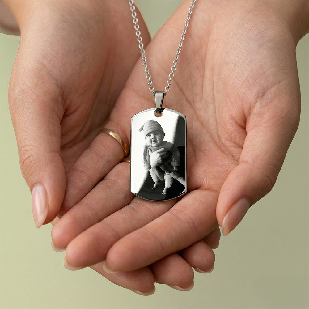Silberner Kettenanhänger aus Edelstahl mit personalisierter Fotogravur, edles Geschenk für Mütter zu besonderen Anlässen.