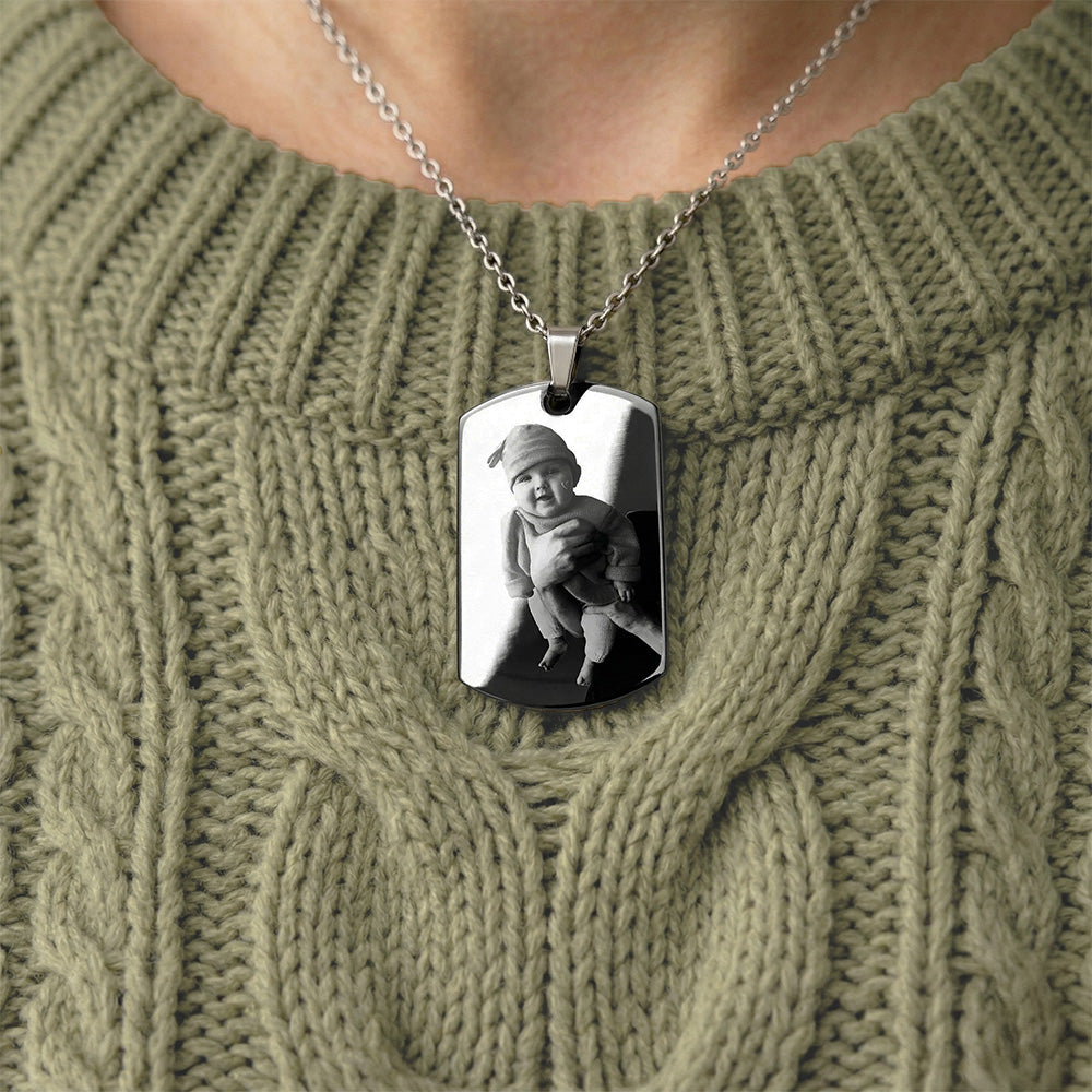 Edelstahlanhänger mit personalisierter Fotogravur an filigraner Kette, hochwertiges Geschenk für besondere Momente wie Muttertag.