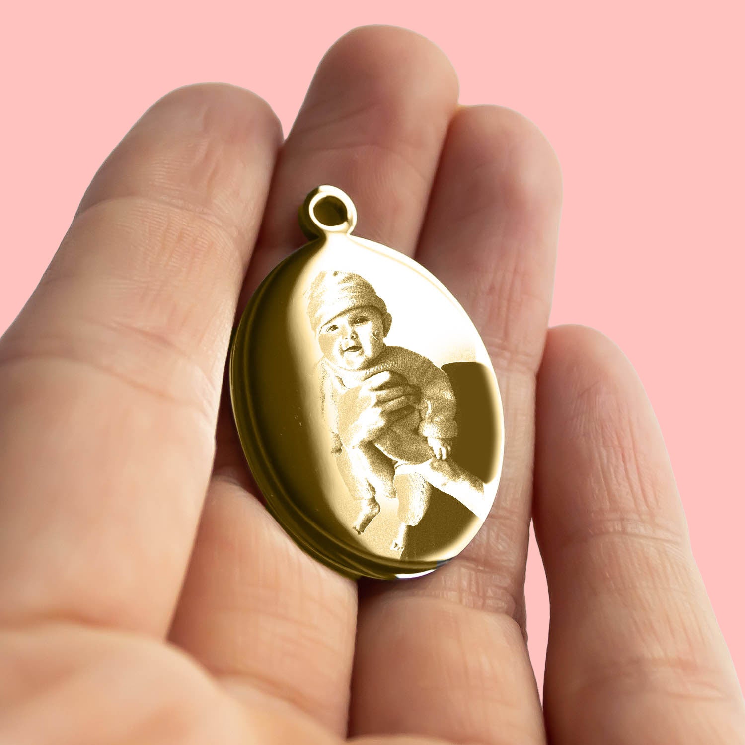 Vergoldeter ovaler Kettenanhänger aus Chirurgenstahl mit persönlicher Fotogravur, ideal als Geschenk zum Muttertag.