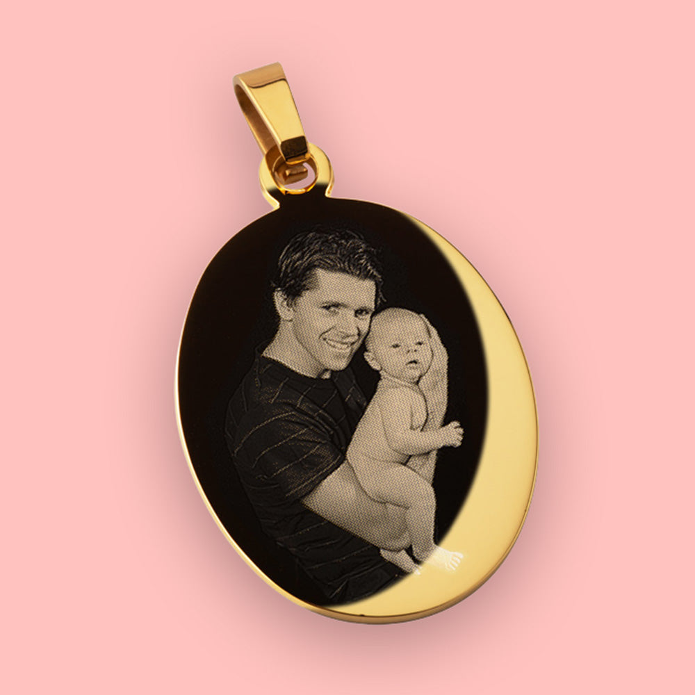 Ovaler Kettenanhänger aus vergoldetem Chirurgenstahl mit personalisierter Fotogravur, ideales individuelles Geschenk zum Muttertag.