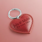 Roter Leder-Schlüsselanhänger in Herzform mit individueller Lasergravur, ideales personalisiertes Geschenk für Paare und Liebende.