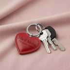 Roter Leder-Schlüsselanhänger in Herzform mit individueller Lasergravur, persönlich graviertes Geschenk zum Muttertag oder besonderen Anlässen.