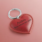 Roter Schlüsselanhänger aus Leder in Herzform mit individueller Lasergravur, ideal als persönliches Geschenk zum Muttertag.
