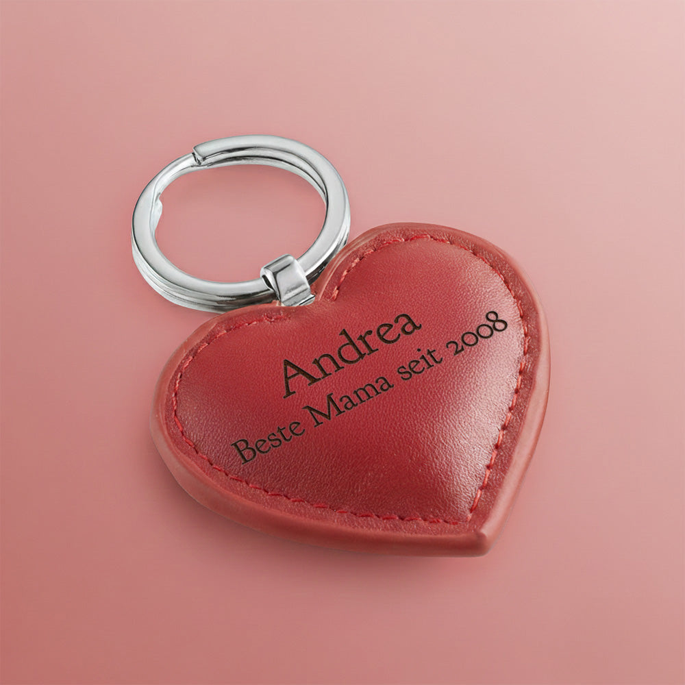 Roter Schlüsselanhänger aus Leder in Herzform mit individueller Lasergravur, ideal als persönliches Geschenk zum Muttertag.