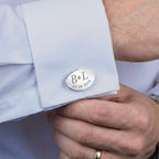 Elegante silberfarbene Manschettenknöpfe aus Metall mit diamantgravur, personalisiert als stilvolles Geschenk für besondere Anlässe.