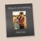 Mini Bilderrahmen aus gebürstetem Silbermetall mit diamantschlichter Gravur als persönliches Muttertagsgeschenk.