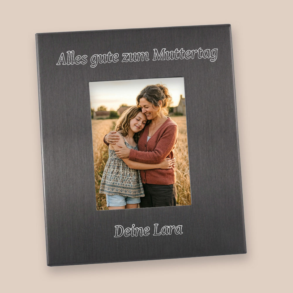 Mini Bilderrahmen aus gebürstetem Silbermetall mit diamantschlichter Gravur als persönliches Muttertagsgeschenk.