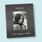 Mini-Fotorahmen aus gebürstetem Metall mit persönlicher Diamantgravur, ideal als individuelles Geschenk für besondere Erinnerungen.