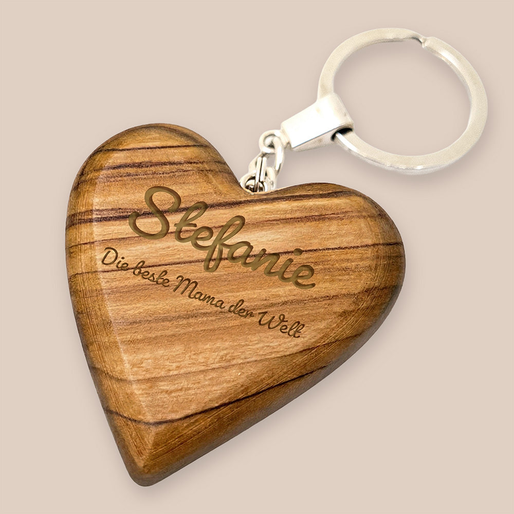 Herzförmiger Schlüsselanhänger aus Olivenholz mit persönlicher Lasergravur, liebevolles Geschenk zum Muttertag.