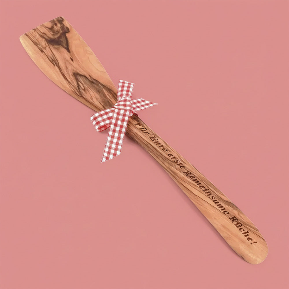 Pfannenwender mit Gravur aus Olivenholz