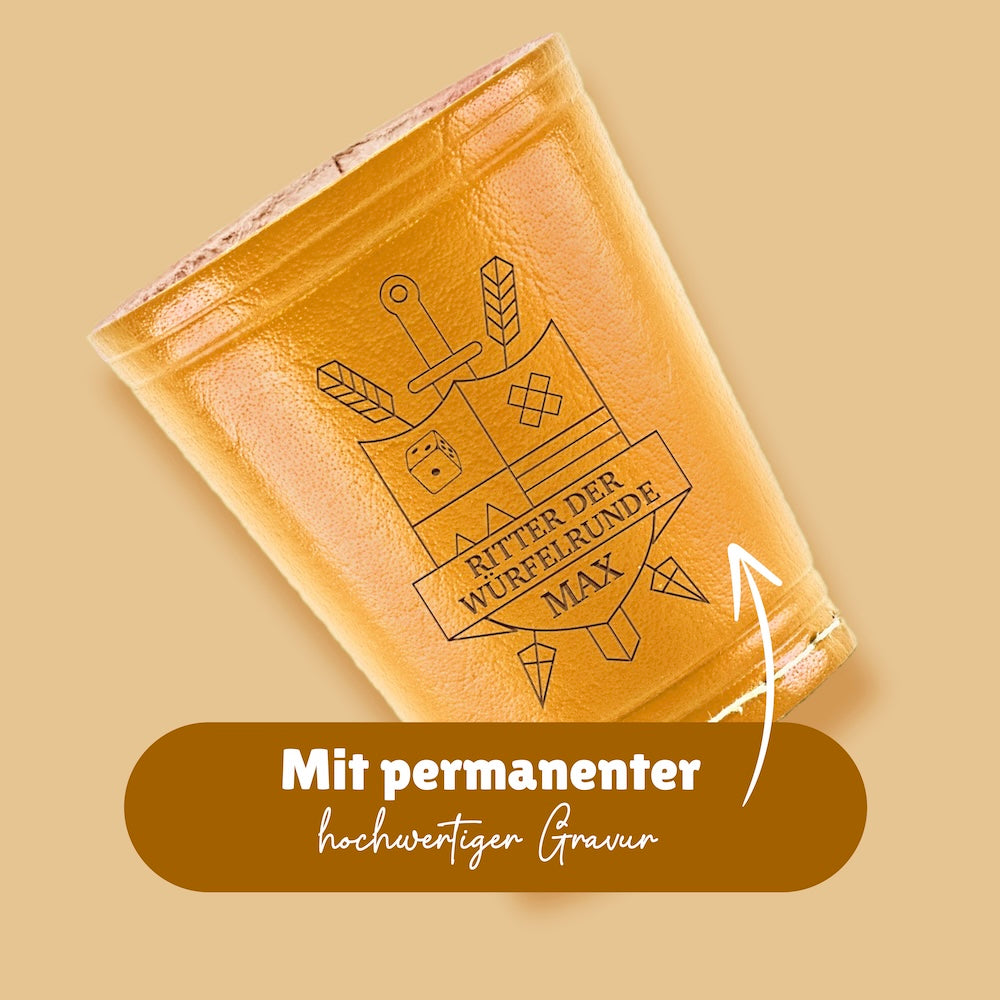 Lackierter Würfelbecher aus Kurkuma-Leder mit personalisierter Lasergravur, ideales Geschenk für Spieleabende und Junggesellenabschiede.