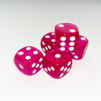 Fünf transparente Spielwürfel aus Kunstharz in Pink mit weißen Augen, ideal als farbenfrohes Geschenk für Spielefans und individuelle Gravur.