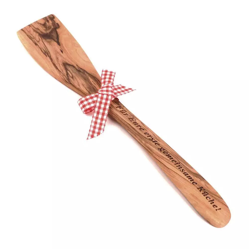 Pfannenwender mit Gravur aus Olivenholz