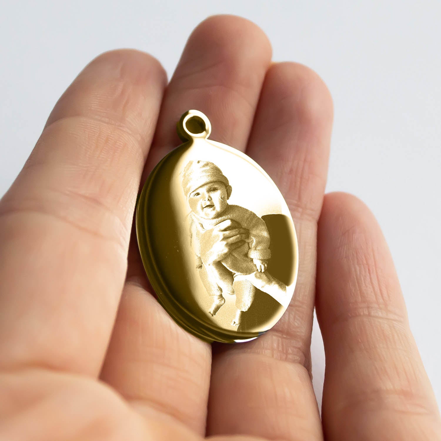Vergoldeter Anhänger aus Chirurgenstahl mit individueller Fotogravur, elegantes Geschenk für persönliche Erinnerungen und besondere Anlässe.