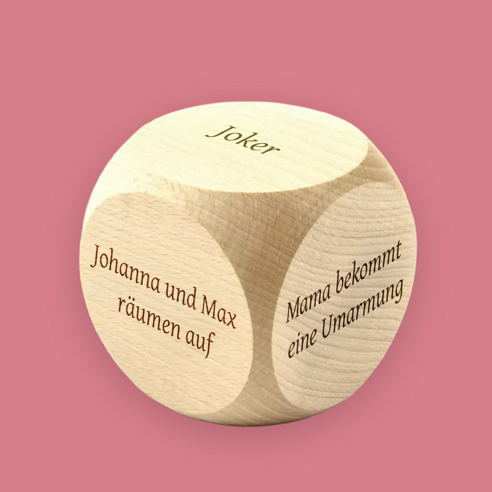 Holzwürfel mit individueller Lasergravur, personalisiert mit Sprüchen als Geschenkidee für Mamas kleine Helfer im Alltag.