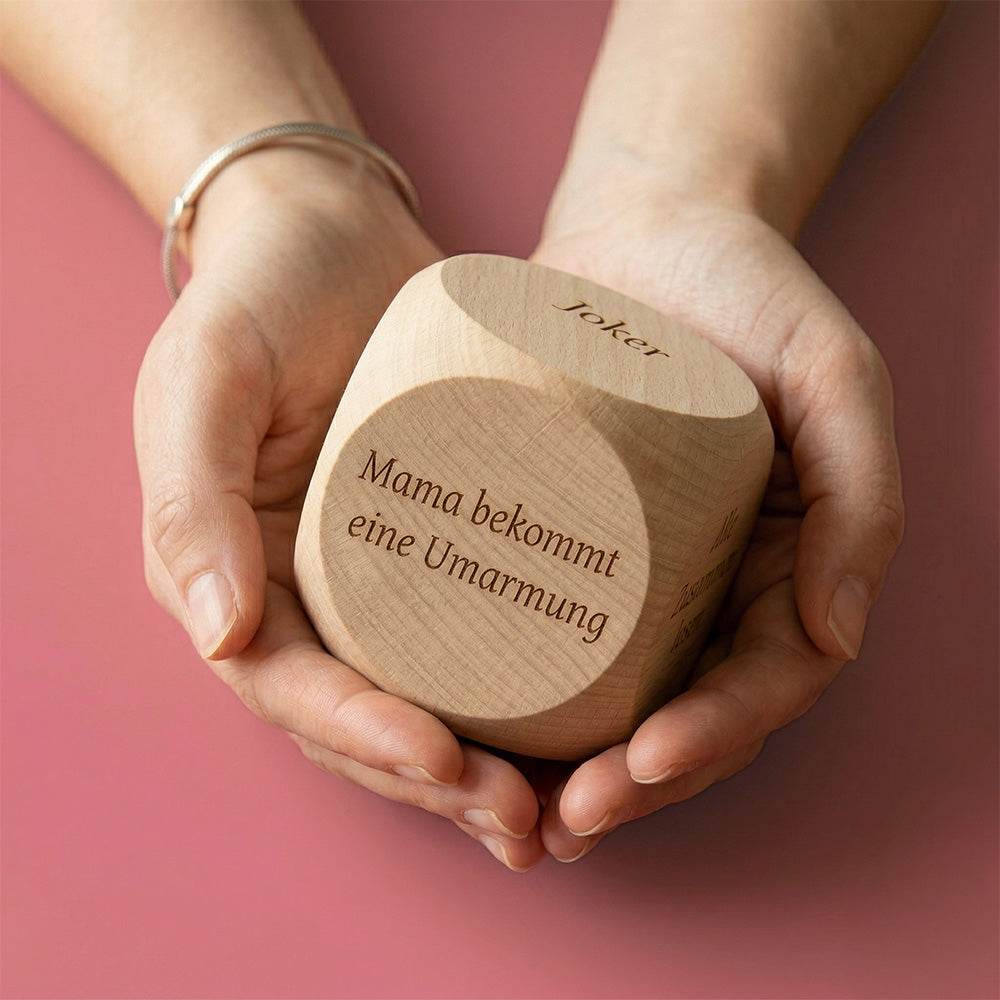 Holzwürfel mit Lasergravur und persönlicher Botschaft, handlich und individuell gestaltet als liebevolles Geschenk für Mütter.