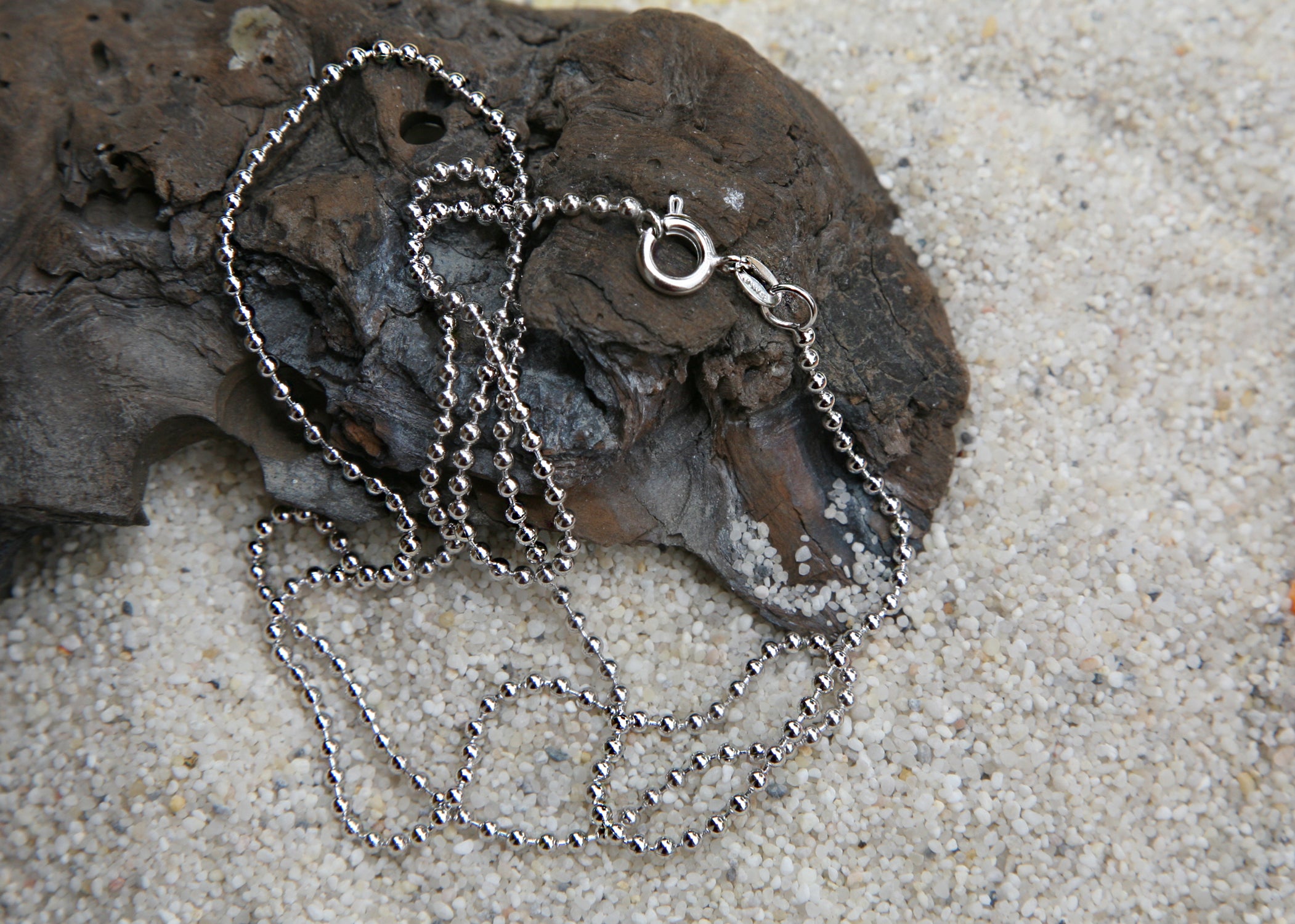 Feine, versilberte Kugelkette aus Metall mit Federringverschluss, ideal als personalisiertes Accessoire oder Geschenk für besondere Anlässe.