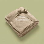 Weiche Fleece-Kuscheldecke in Sandfarben mit individueller Stickerei, perfekt als persönliches Geschenk zum Muttertag.
