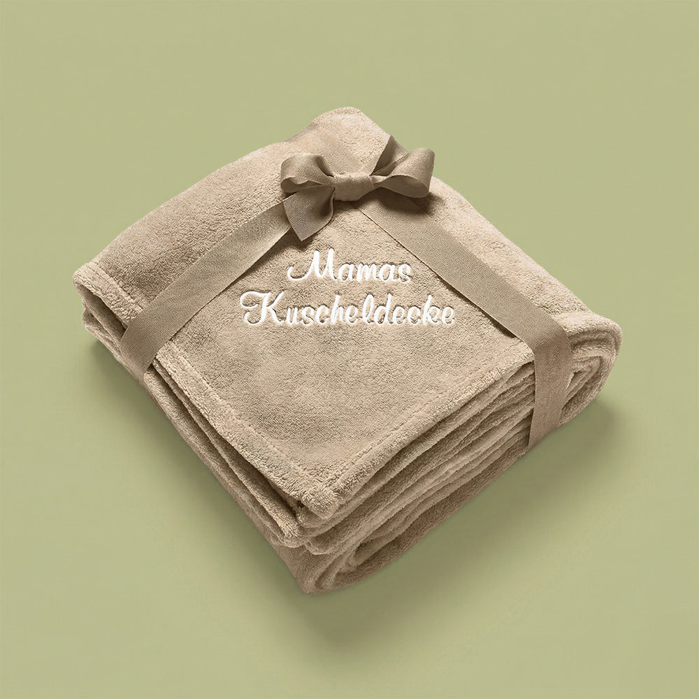 Weiche Fleece-Kuscheldecke in Sandfarben mit individueller Stickerei, perfekt als persönliches Geschenk zum Muttertag.