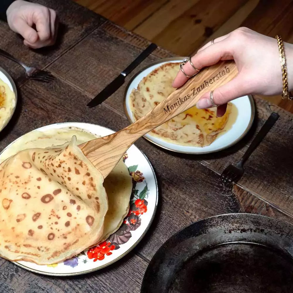 Pfannenwender mit Gravur aus Olivenholz