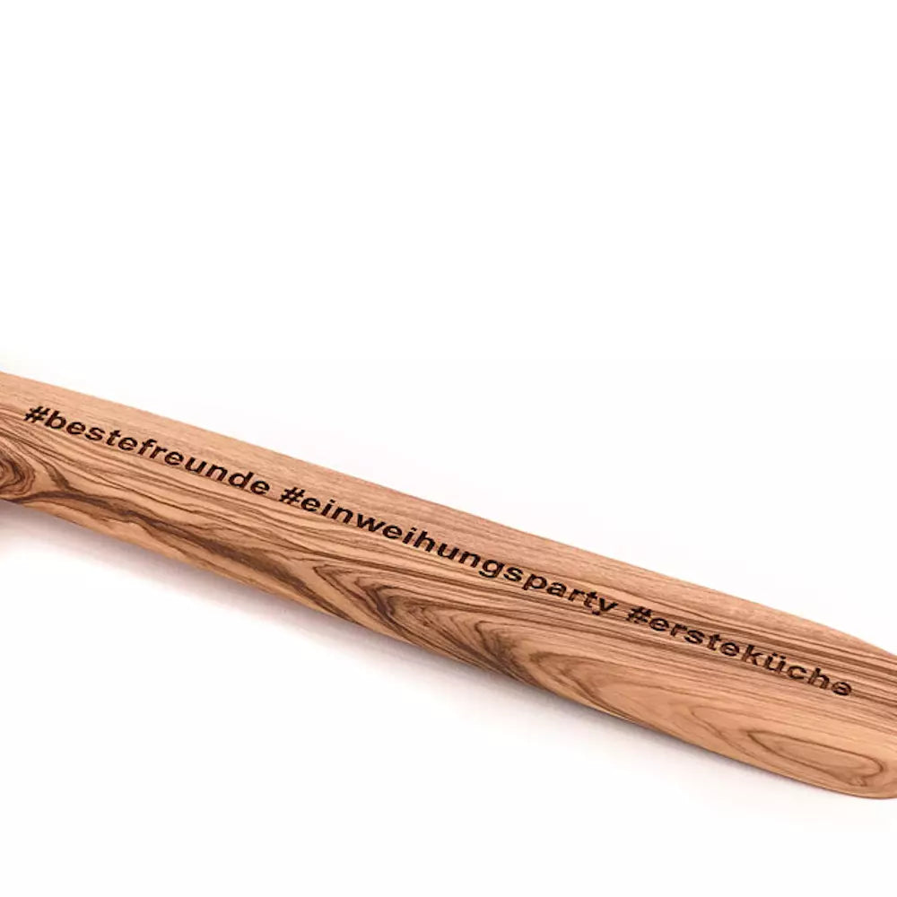 Pfannenwender mit Gravur aus Olivenholz