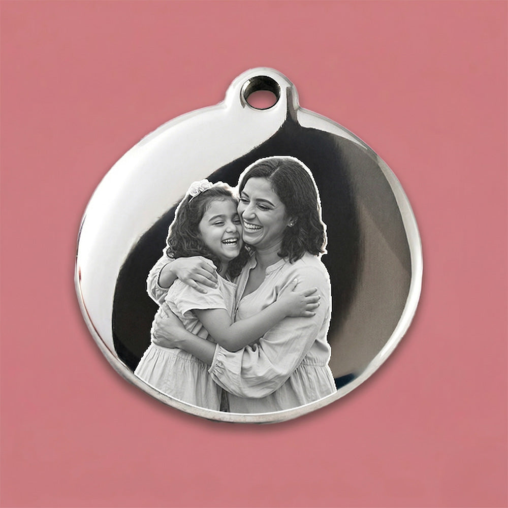Runder Anhänger aus hochglänzendem Edelstahl mit persönlicher Fotogravur, besonderes Geschenk zum Muttertag.