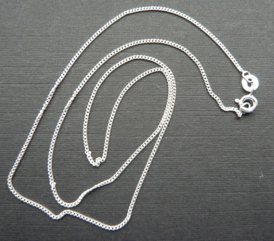 Feine Silberkette mit elegantem Verschluss, ideal als personalisiertes Accessoire oder besonderes Geschenk für Frauen und Männer.